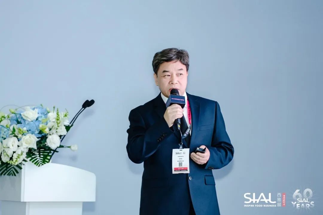 海關(guān)總署進(jìn)出口食品安全局原一級(jí)巡視員，海關(guān)一級(jí)關(guān)務(wù)監(jiān)督關(guān)銜，中國報(bào)關(guān)協(xié)會(huì)智庫高級(jí)專家徐明煥